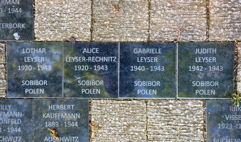 De de familie Leyser wordt herdacht met een viertal stenen bij het oorlogsmonument op het Prins Bernhardplein.