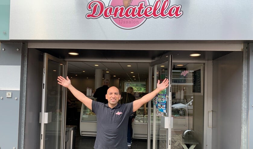 Met veel plezier staat Yasar in zijn ijssalon.