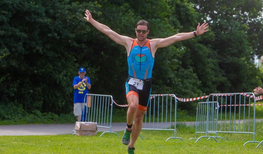 Tim Vreeburg komt juichend over de finish.