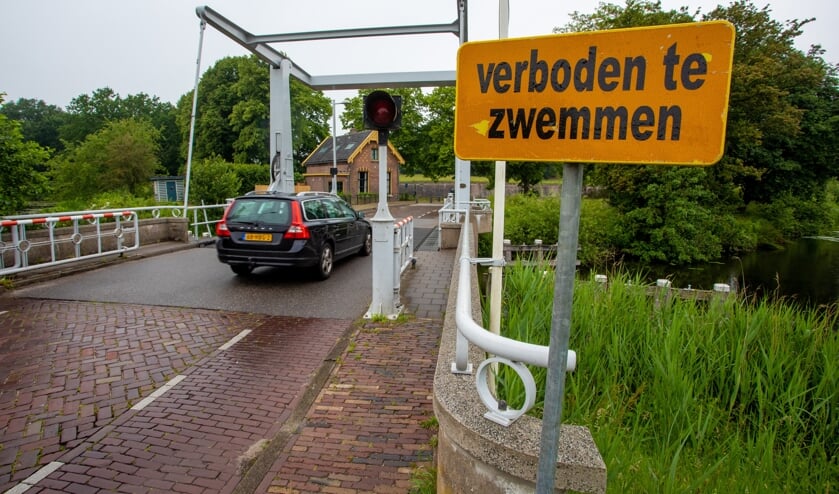 Wie toch gaat zwemmen kan een boete krijgen.
