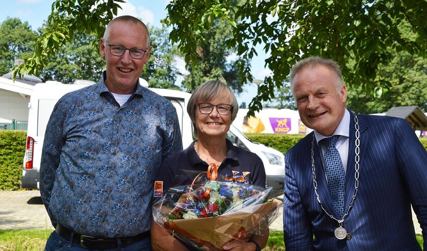 Marjo met bloemen naast burgemeester Sicko Heldoorn.