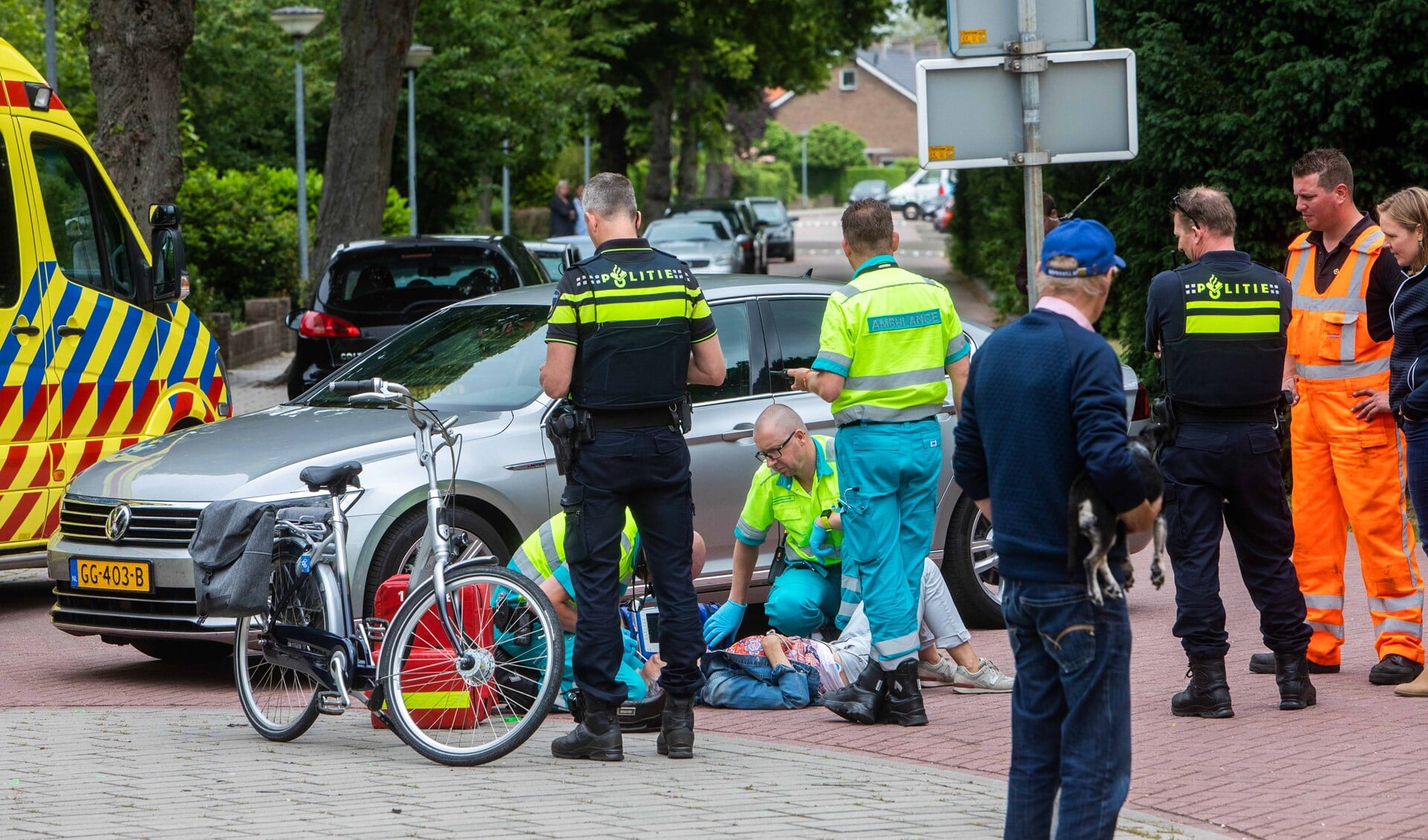 Bij de botsing liep een van de fietssters een hoofdwond op.