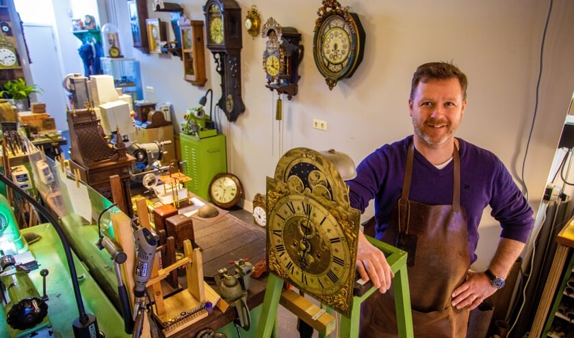 De man die alles weet van klokken, horloges, uurwerken en meer.