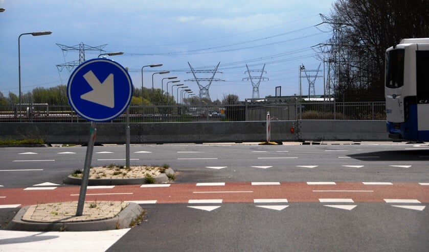 De betonblokken met het hek erachter staan nog wel enige tijd op de Nuonweg.