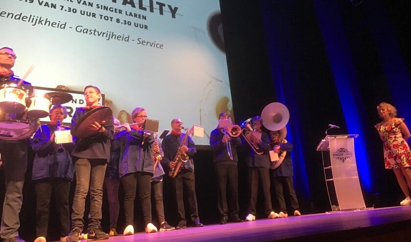 De boerenkapel van de harmonie St. Jan gaf het startsein voor het ontbijt.