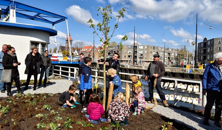 In april plantte Jorrit Nuijens samen met een aantal kinderen en Anne Frank-boom bij de Diemerbrug.