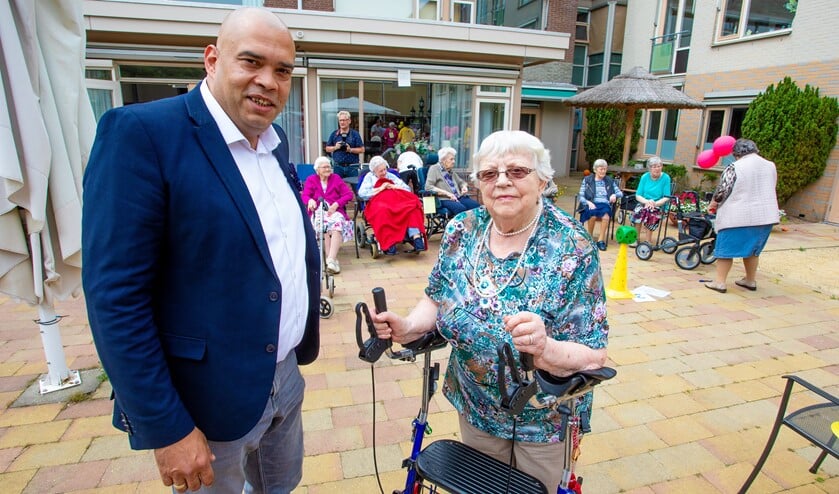 Locatiemanager Patrick Koelewijn en mevrouw Aagje Imthorn op het binnenterrein waar de Feestspelen plaatsvinden.