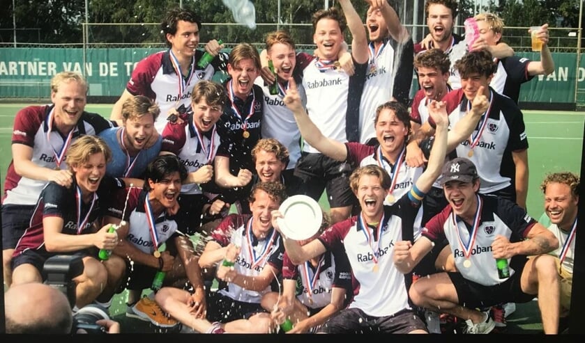 De beloften van HC Naarden werden Nederlands kampioen.