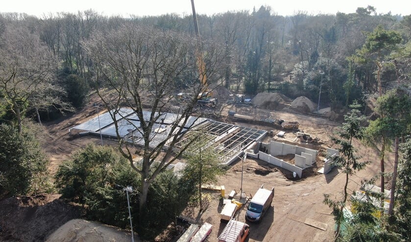 De bouwplaats in Laren.