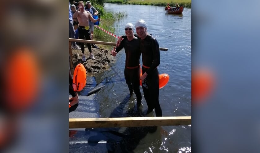 De boers na hun zwemtocht.