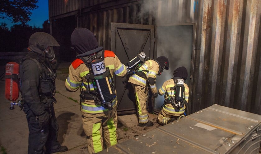 Oefenen met een echte brand in containers op oefencentrum Crailo.