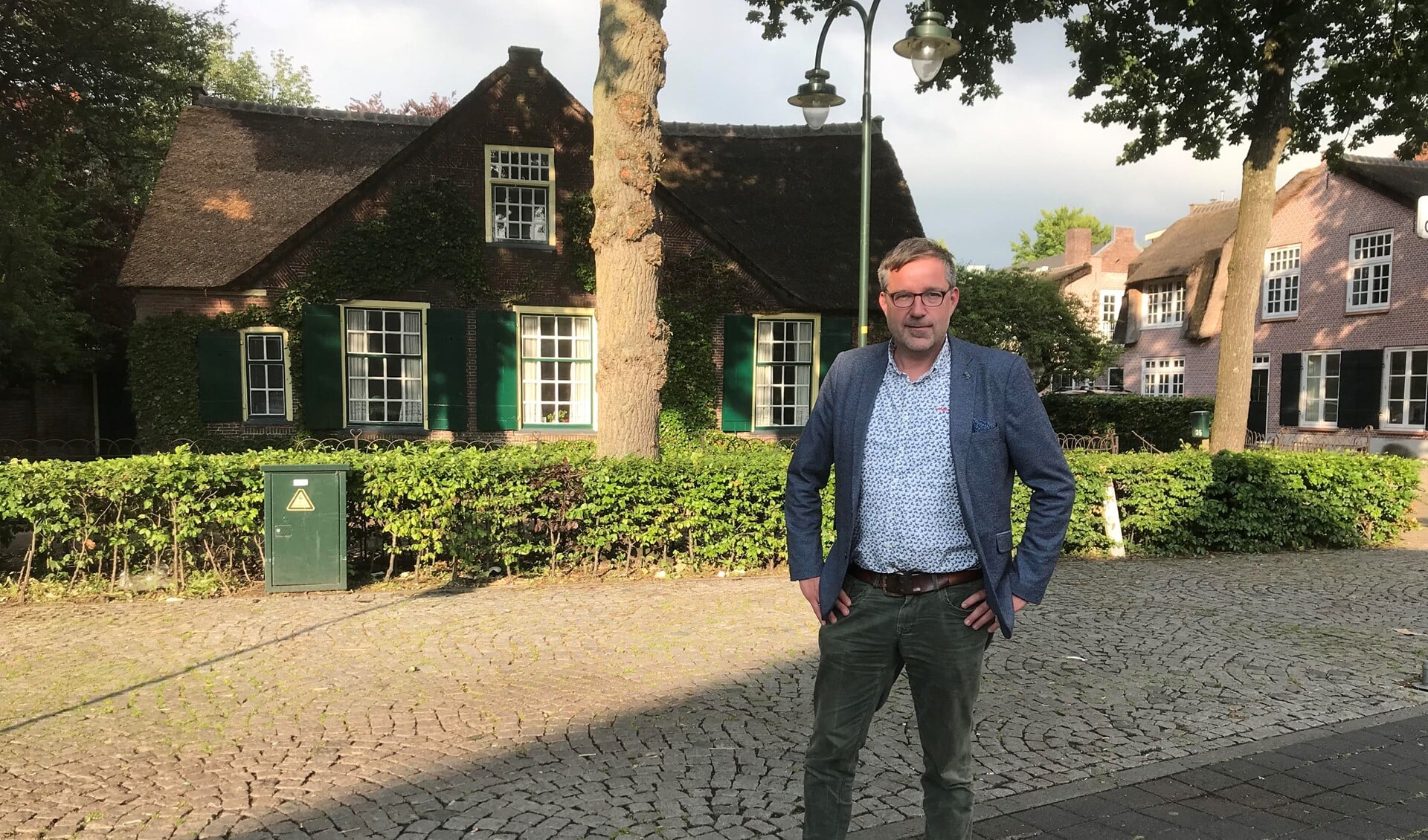 Raadslid Karel Loeff voor de kruisboerderij op de Brink.