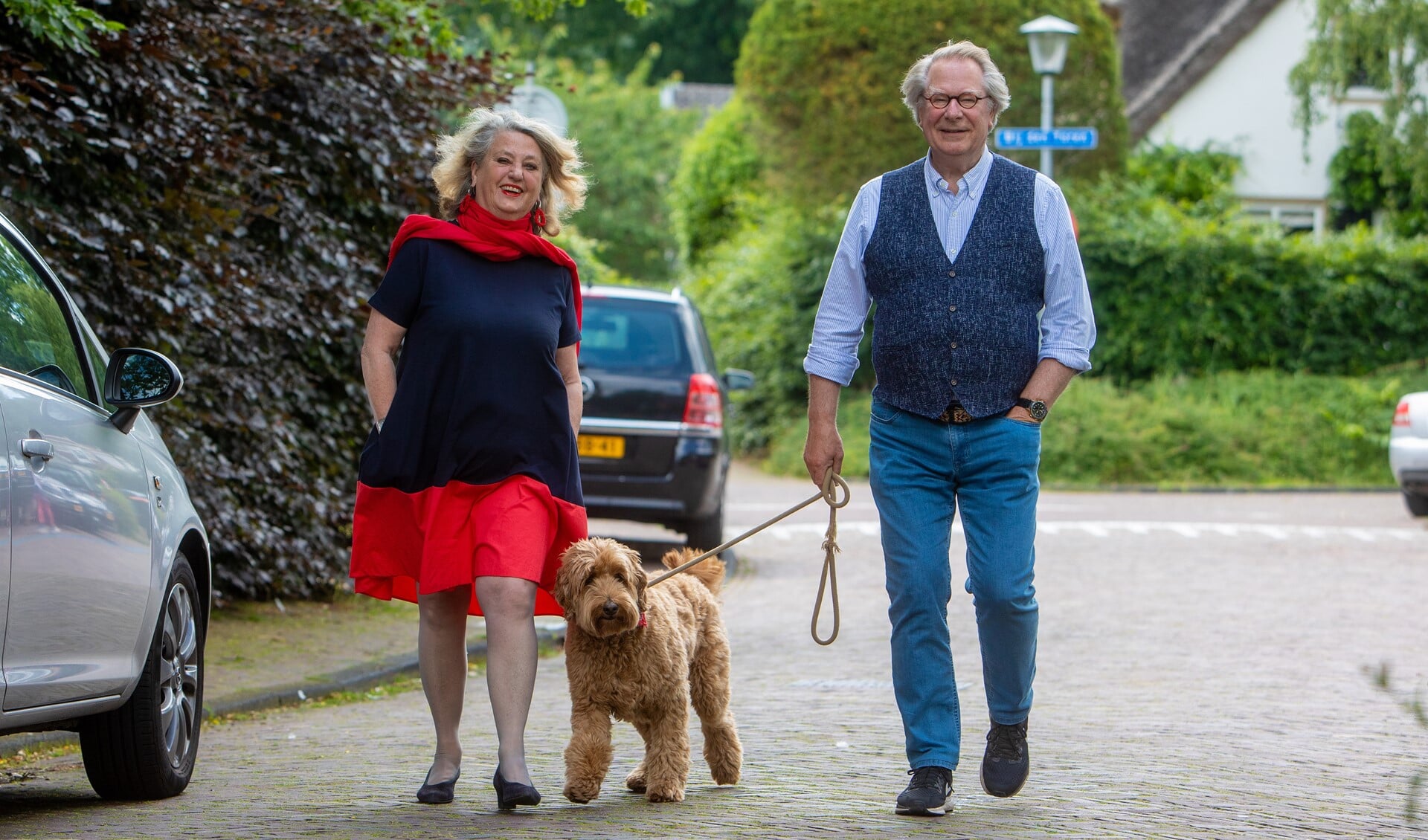 Rinske, Joop en labradoodle Marie wandelen graag door de straatjes van Laren.