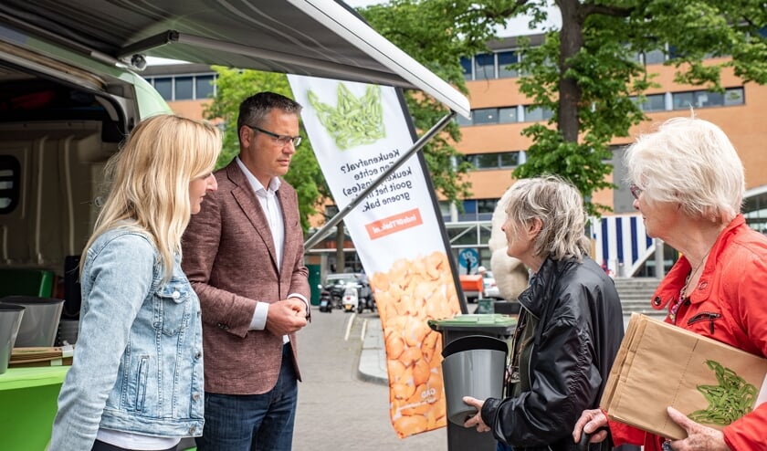 Wethouder Jan Kastje spreekt met enkele voorbijgangers.