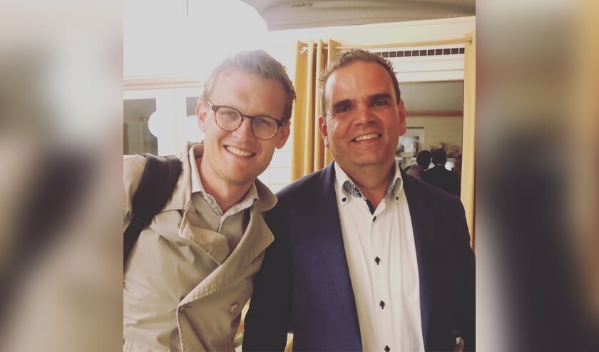 Joost Koelega (rechts) volgt Jarno Deen op als voorzitter van de Hilversumse Democraten.