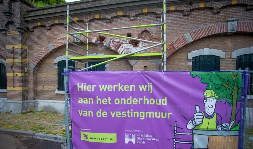 De gevel slaat wit uit.