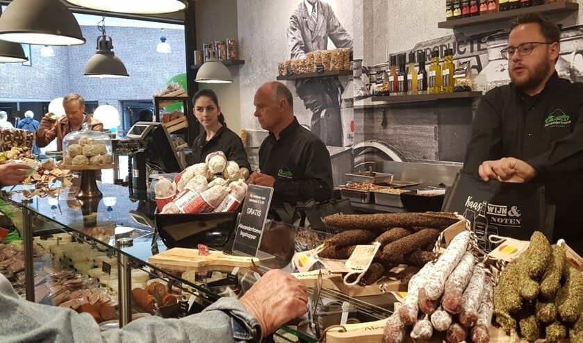 Dave Goemans (rechts) in zijn zaak.