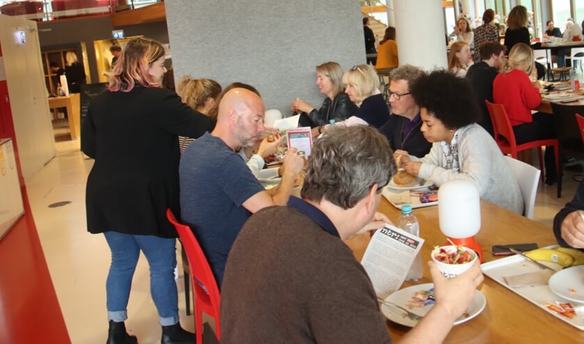 Flyeren tegen de figuur van Zwarte Piet in de kantine van de NTR.