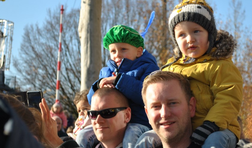 Ouders gaan praten over een gezellige Sinterklaasintocht, voor alle kinderen.