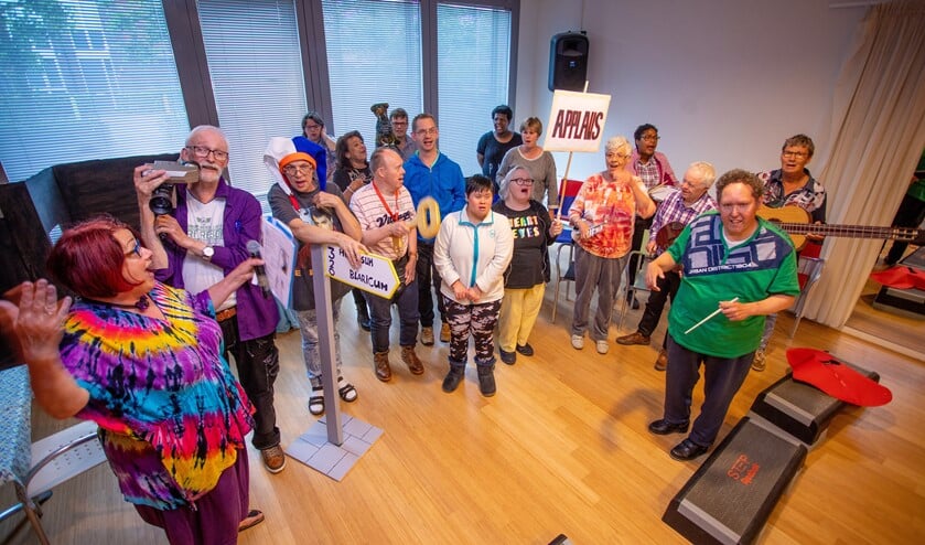 Het Musical Anders-koor tijdens de generale repetitie.