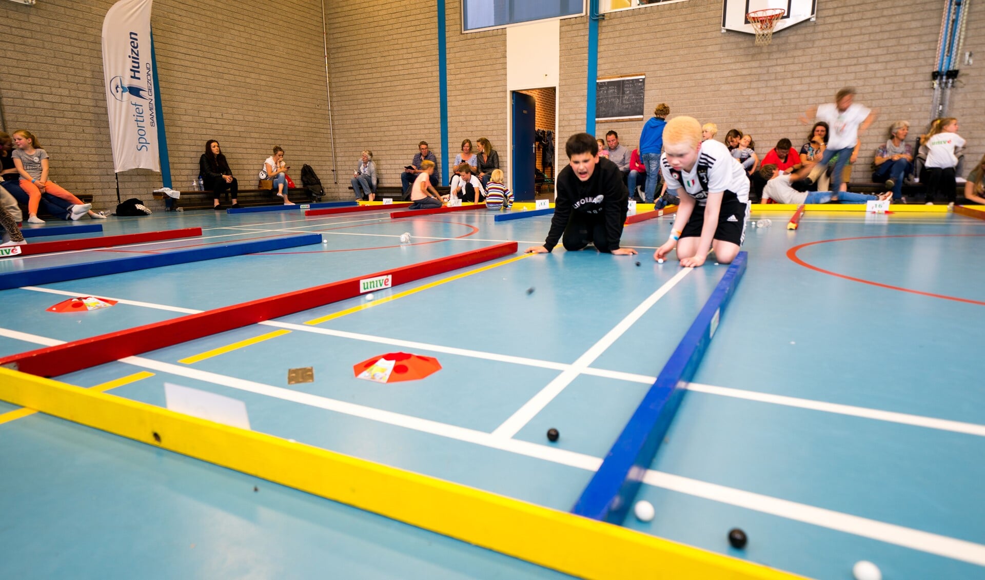 Het Huizer knikkerkampioenschap was vanwege het weer naar binnen verplaatst.