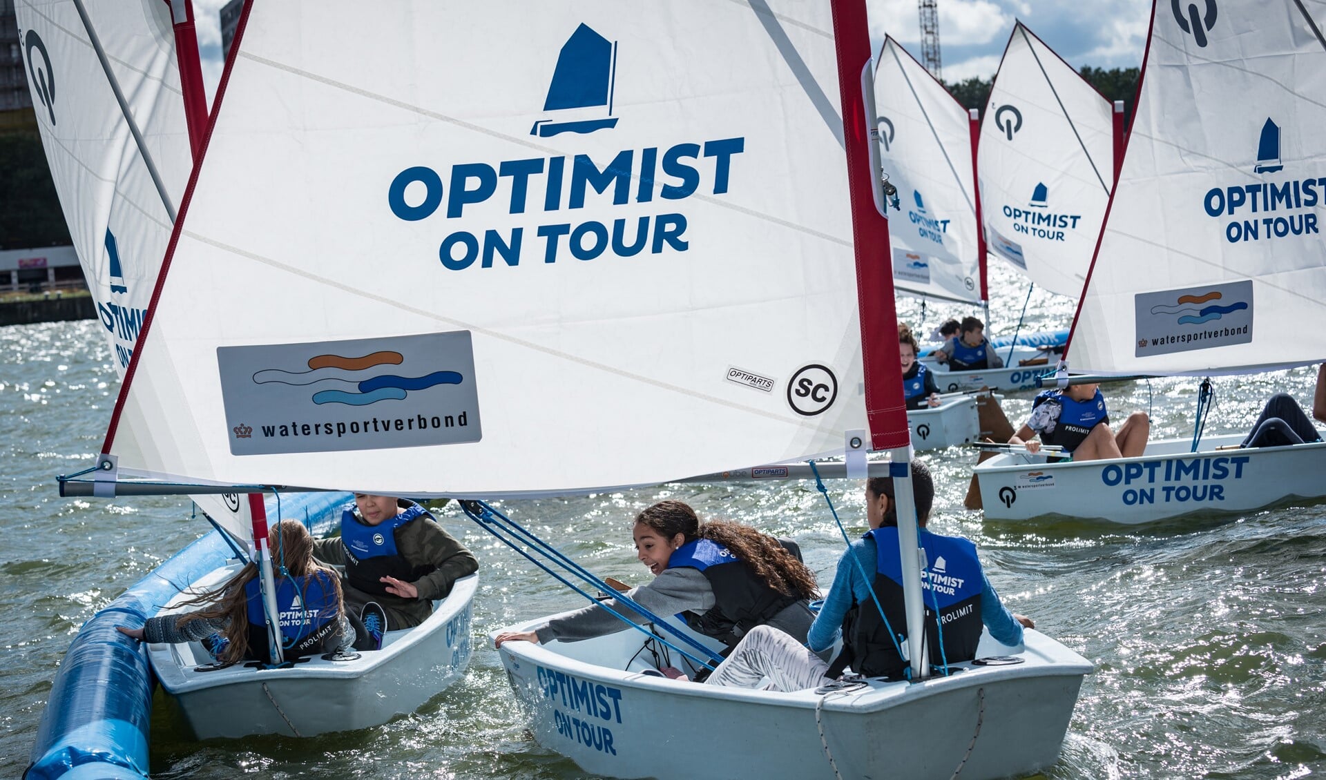 Ook de watersporten presenteren zich weer en jeugd kan leren zeilen bij Optimist on Tour.