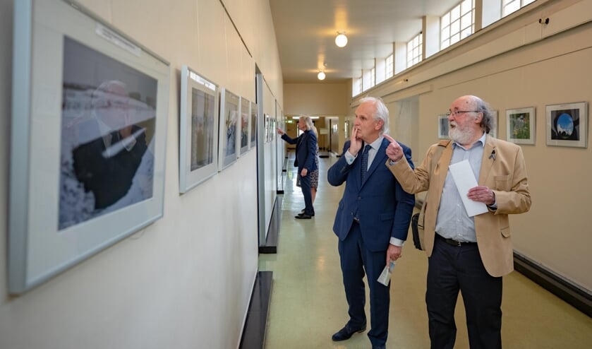 Burgemeester Pieter Broertjes bekijkt samen met Philip P. Kruijer de foto's.