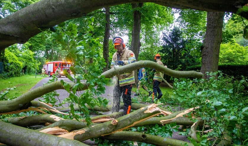 <p>Stormschade veroorzaak wel vaak overlast, maar daar hoeft de brandweer niet altijd met spoed naar toe.</p>