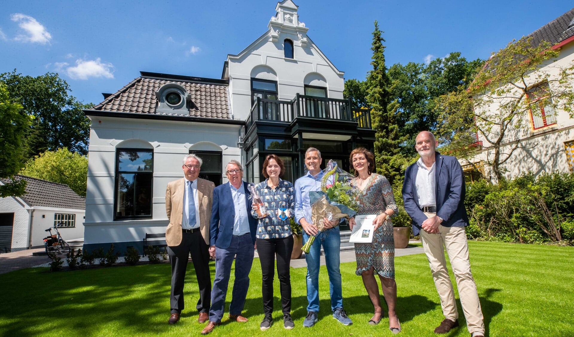 Het echtpaar Meijers (midden) kreeg afgelopen week de prijs van de bestuursleden van Pas Op!.