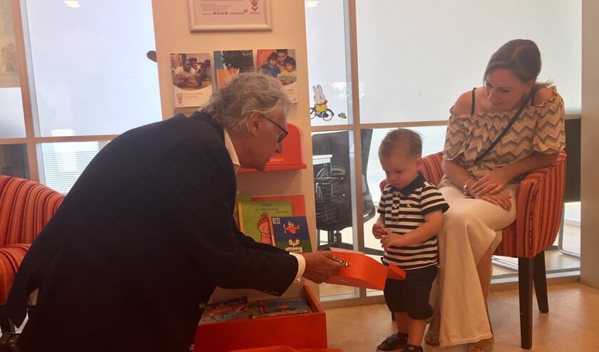 Wethouder Knoop, de kleine Lex en zijn moeder Anke.