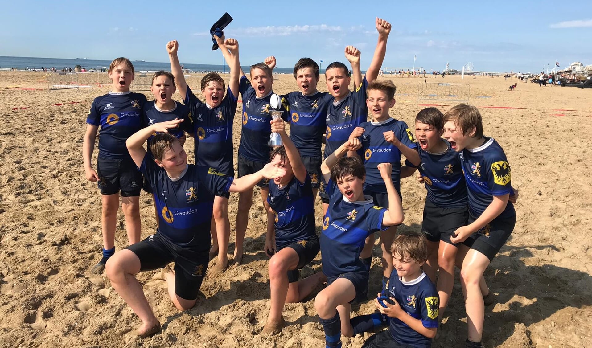 kampioensfoto van de Mini’s (U12) 10 en 11 jaar oud; zij zijn kampioen geworden op het North Sea Beach Rugby Tournament.