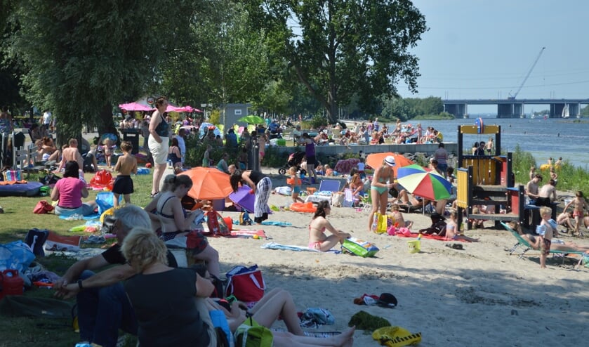 Nauwelijks nog een plekje vrij bij het water met deze hitte.