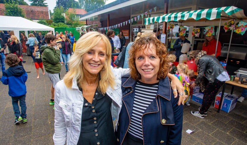 Marita (links) neemt het stokje over van Marjolein.