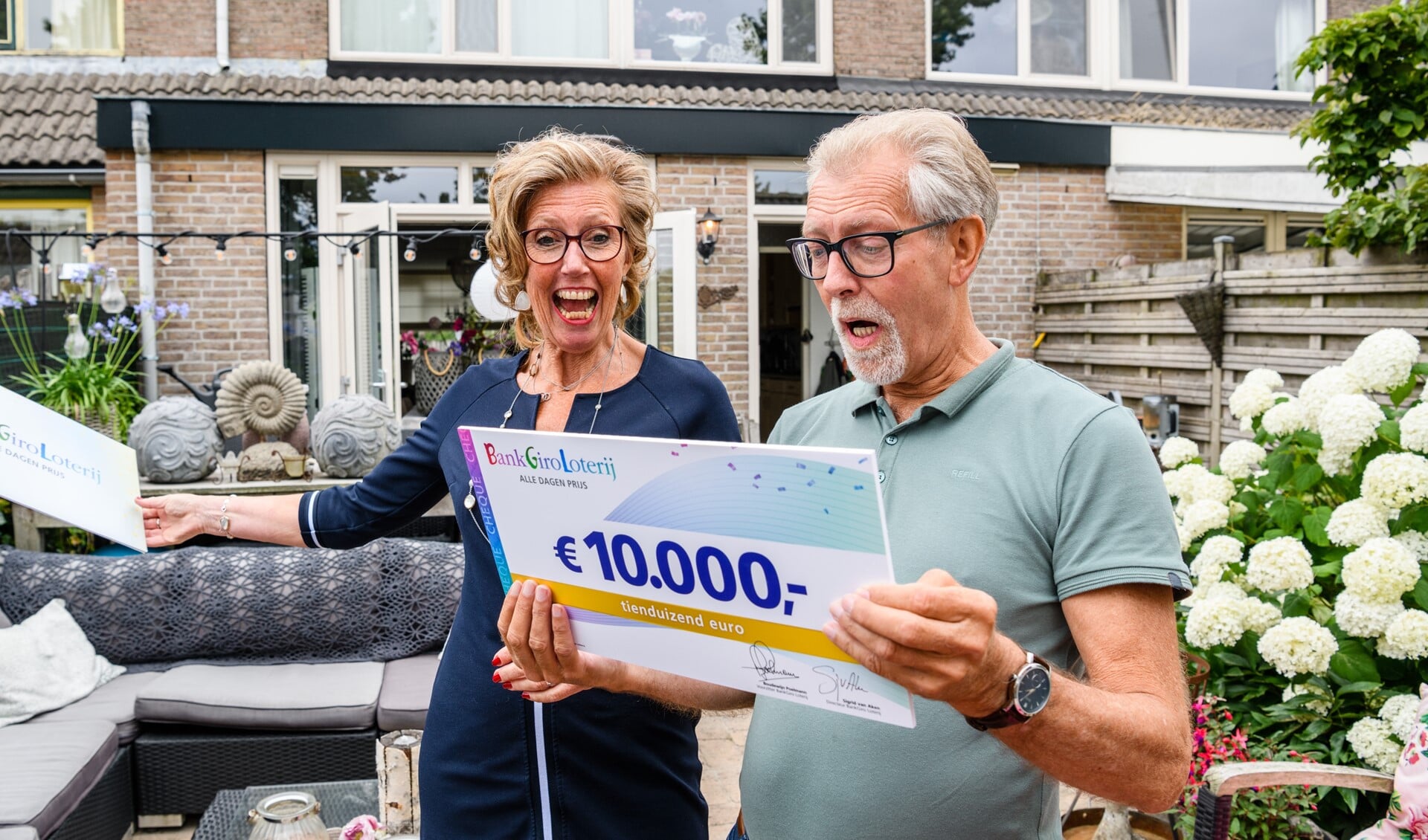 Jan en zijn vrouw zijn blij met de gewonnen prijs in de BankGiro Loterij.