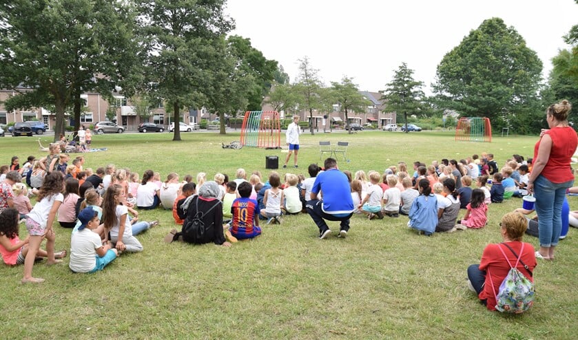 Dagelijks verzamelden ruim honderd kinderen zich voor de activiteiten.