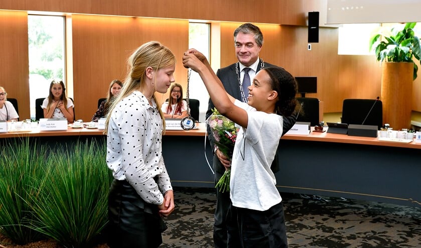 Kinderburgemeester Emilie van Mens en Nilaya Holwijn.