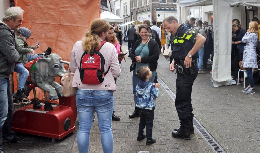 Walter Langedorff krijgt een vraag tijdens het Sluis-en-bruggenfeest van vorig jaar.