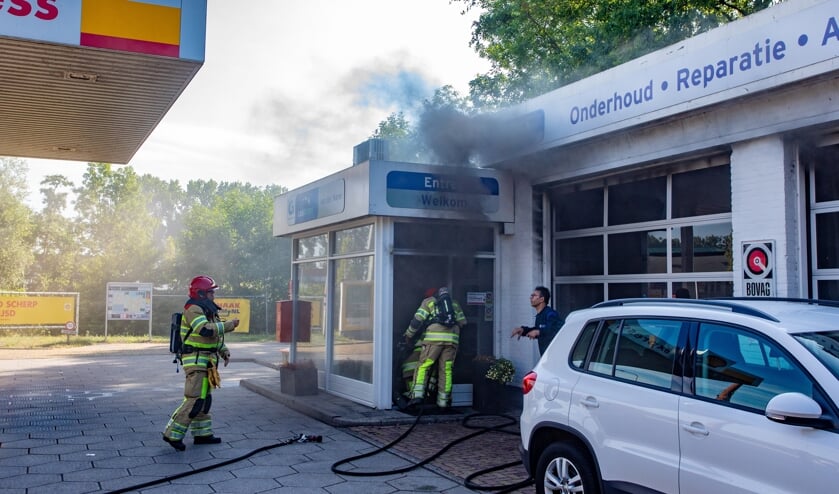 Veel rook door een auto die in de garage in brand stond.