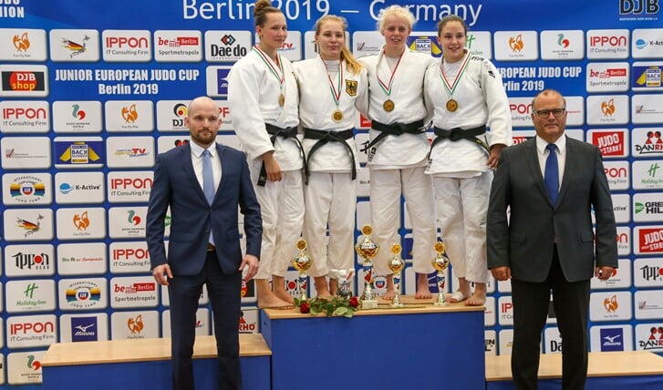 Nadiah Krachten, tweede van rechts, heeft brons gewonnen in Berlijn.