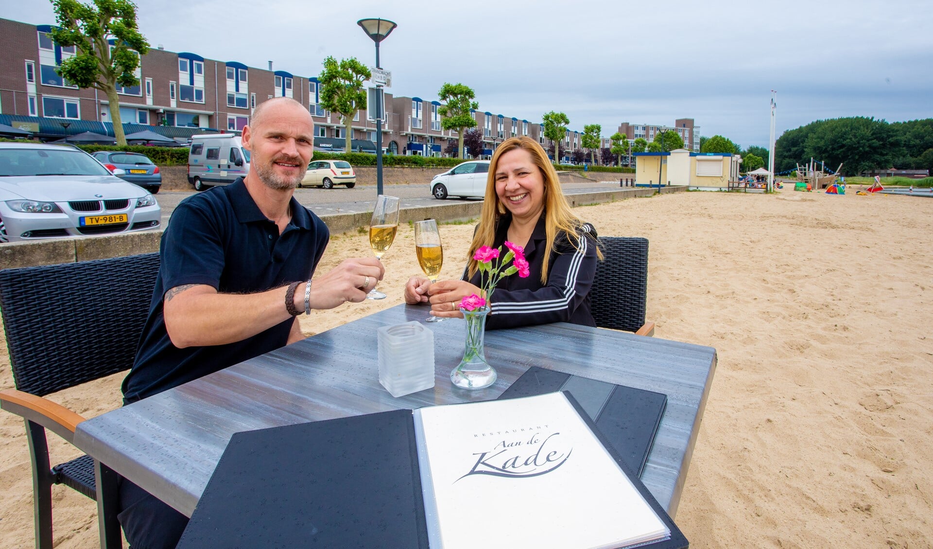 Frank en Antonija Ruigrok van Aan de Kade willen graag een terras op het strand.