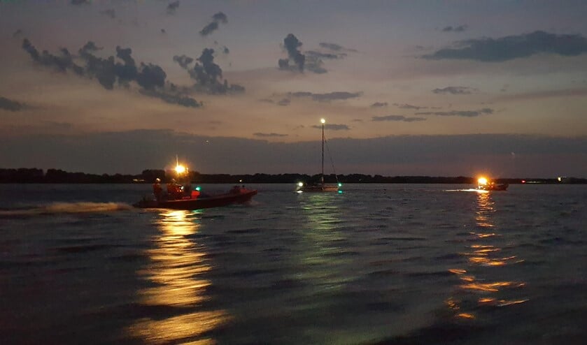 De reddingboot Blaricum-1 sleept het zeiljacht weg van de basaltblokken.