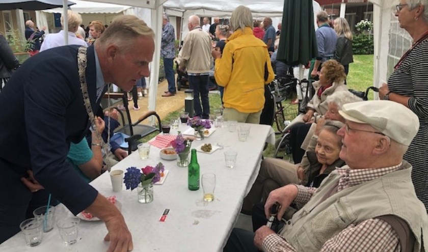 Burgemeester Han ter Heegde sprak met bewoners van De Florisberg.