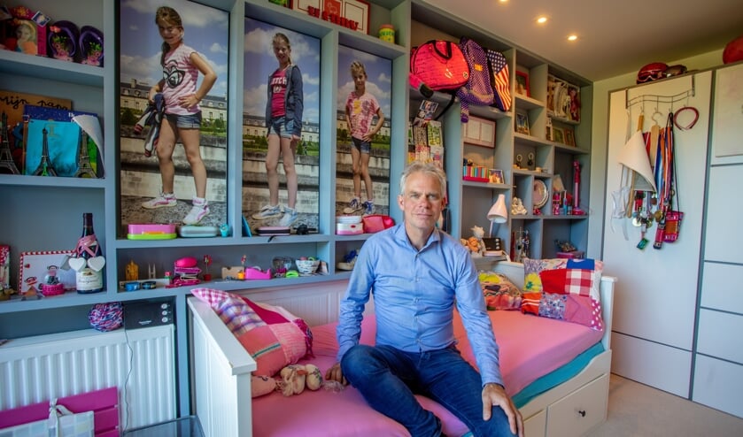 Peter is heel graag op zijn werkkamer, tussen de spulletjes en foto's van zijn meiden.
