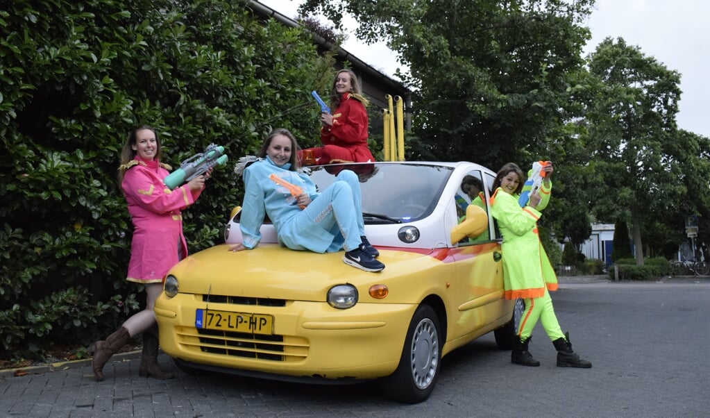 De vriendinnen toverden een oude Fiat Multipla om tot Yellow Submarine.