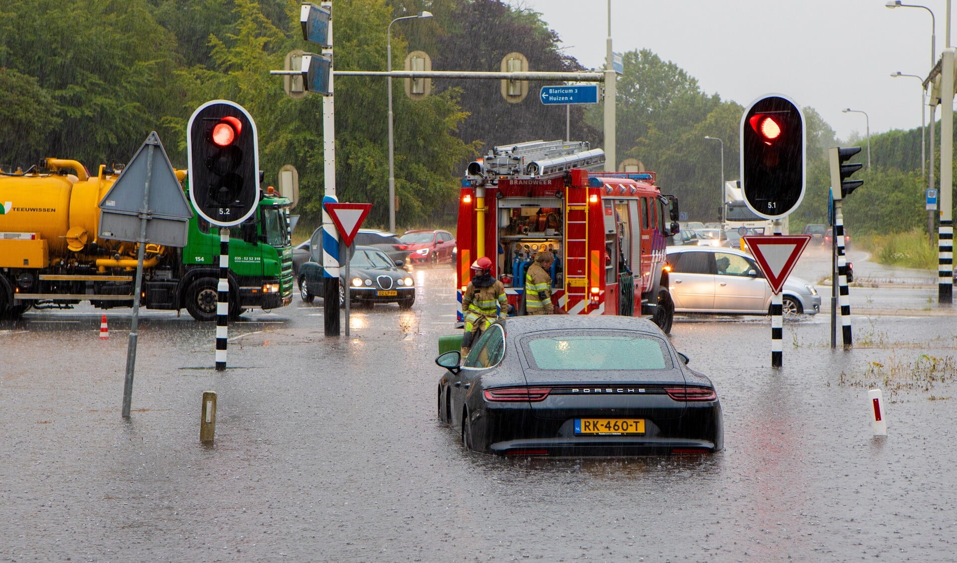 Aan het eind van de Crailoseweg moest de brandweer samen met Teeuwissen het water wegpompen om de weg begaanbaar te houden.