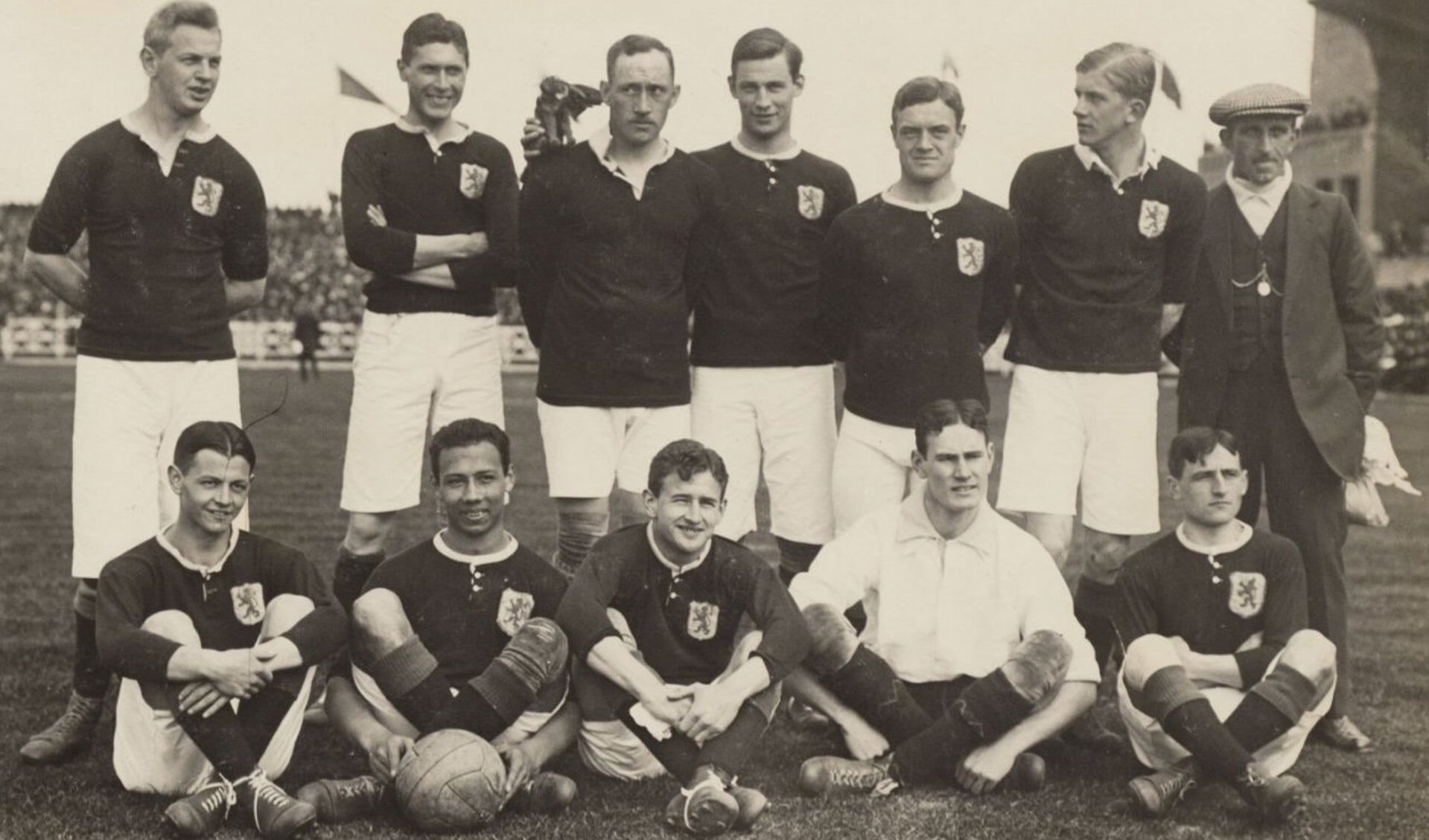 Het Nederlands elftal op 26 april 1914 voor de interland tegen België. Uiterst rechts zit Weesper Nico Buwalda.