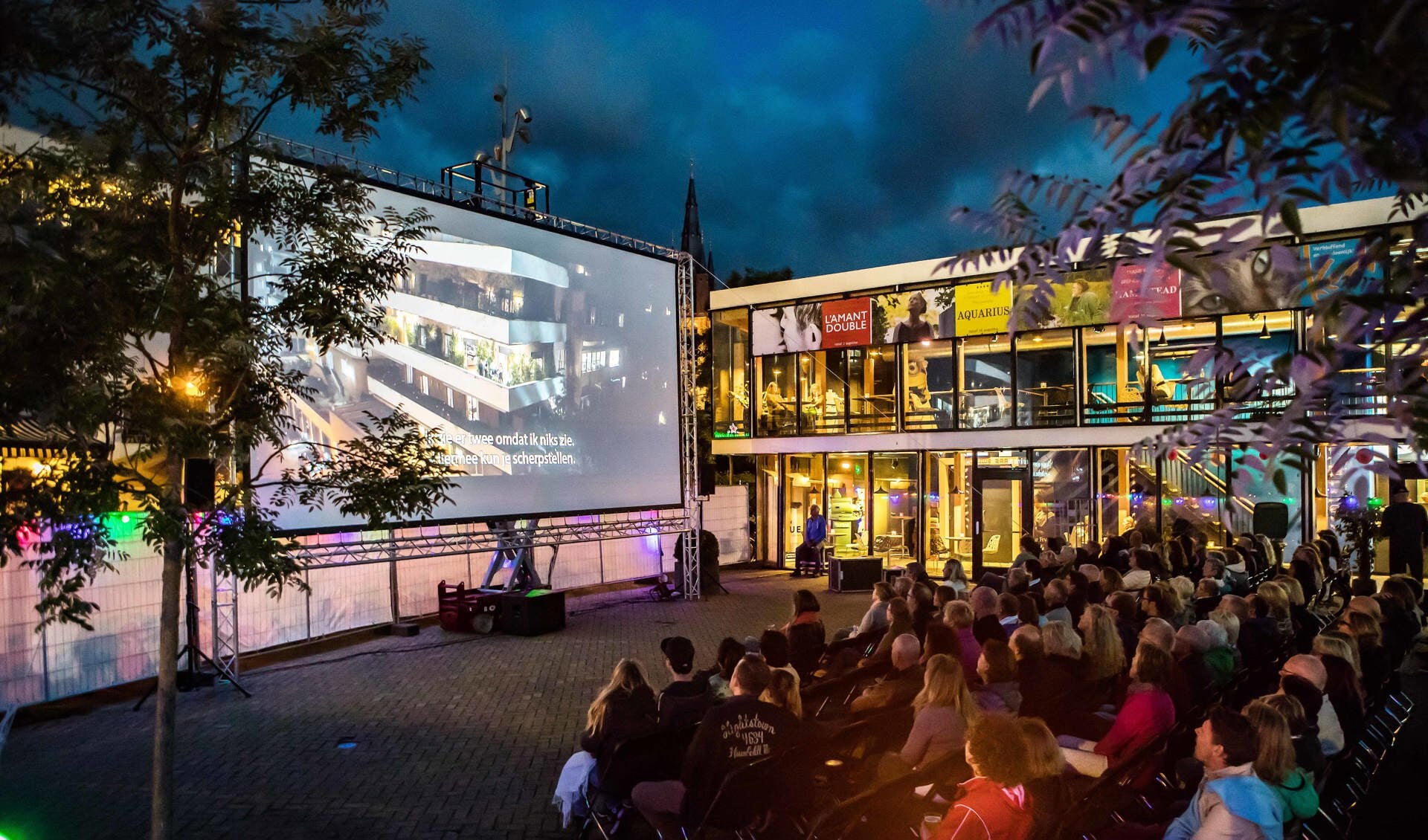 In 2017 vertoonde Filmtheater Hilversum al eerder films net buiten de deur.