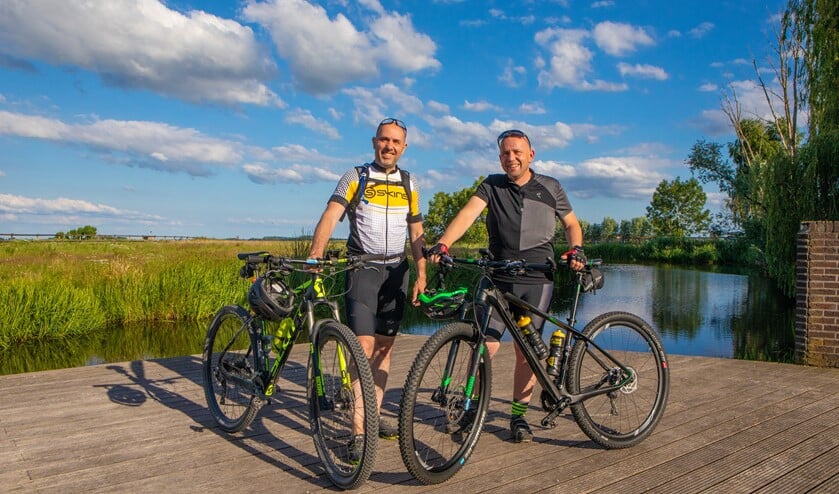 Ralf (r) en Jochem gaan mountainbiken voor het goede doel.