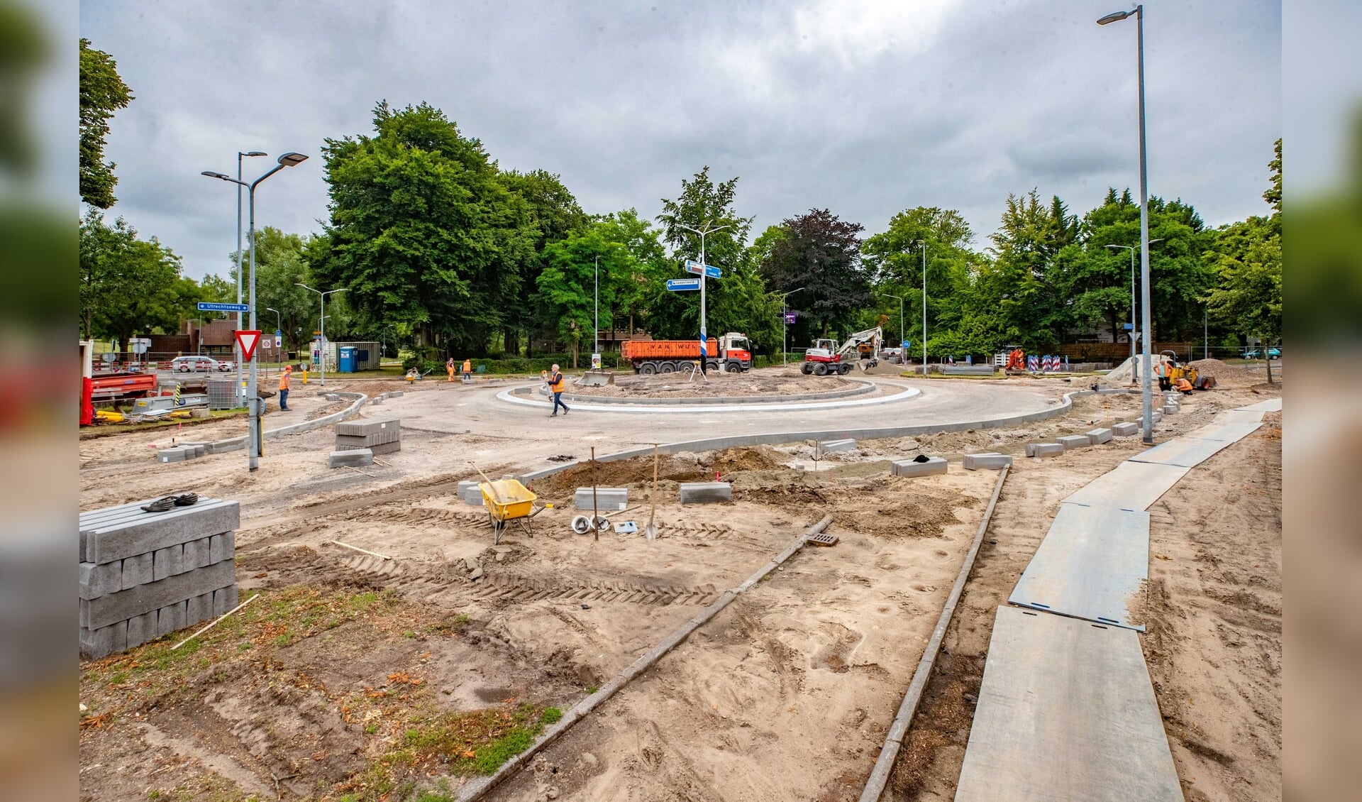 De rotonde aan de Laapersweg-Utrechtseweg gaat op de schop. Maar begon het werk niet een week te vroeg?
