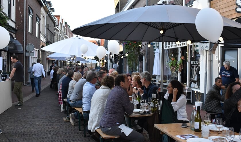 De langste eettafel op zondag is al bijna uitverkocht.